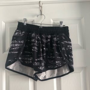 Lululemon Size 8 Black Pattern Shorts